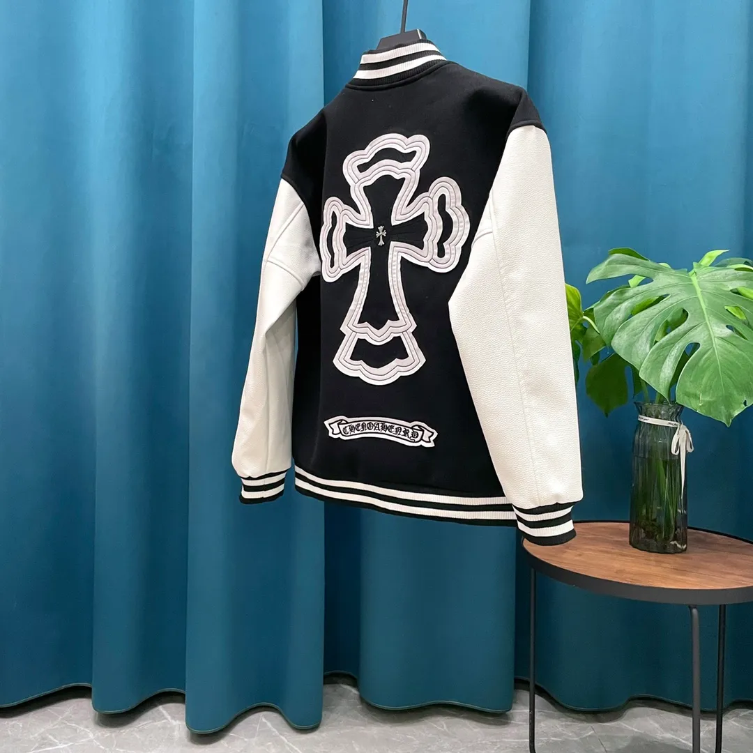 🅿️410 CH➡️Cro Xin 2024ss runway style baseball jacket. I ordered the original model and it took a month to finally ship. I love it so much. The upper body is really cool. A Douyin blogger said that this year's new jacket will become a future trend. If you look through street photos, you will find that celebrities regard it as a collectible jacket, a must-have item for men and women who want light luxury for commuting. Developing the highest version on the entire network, it took 1 month to customize and the cost was extremely high. The German imported flat-machine made custom-woven wool jacquard threads, using the first layer of imported lambskin. The pleated texture is unparalleled. It is hand-cut and meticulously crafted. The stitching position is very technical. Whether the whole garment is good or not depends on this position. Top-notch workmanship and details can stand the test. A full set of customized accessories, the letters are clear and perfectly restored without any difference. High-end atmosphere and full grade! The entire dress is exclusively customized with heavy craftsmanship. The towel patch embroidery is perfectly combined with craft embroidery and precise stitching! Absolute craftsmanship quality!